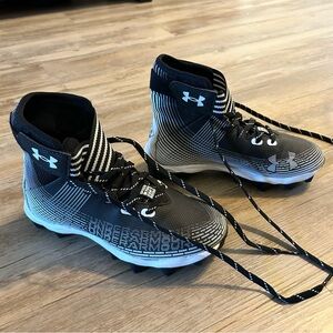 Under Armor Boys Football Cleats size 2Y